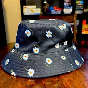 Alice+Olivia Reversible DaisyPrint/White Spring/Summer Bucket Hat